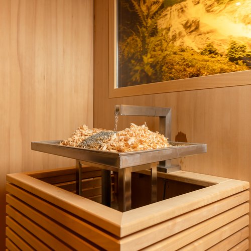 Deine Ferienwohnung in Neustift ✓ Innenecke eines Dampfbads mit Holzspänen und Wasserquelle