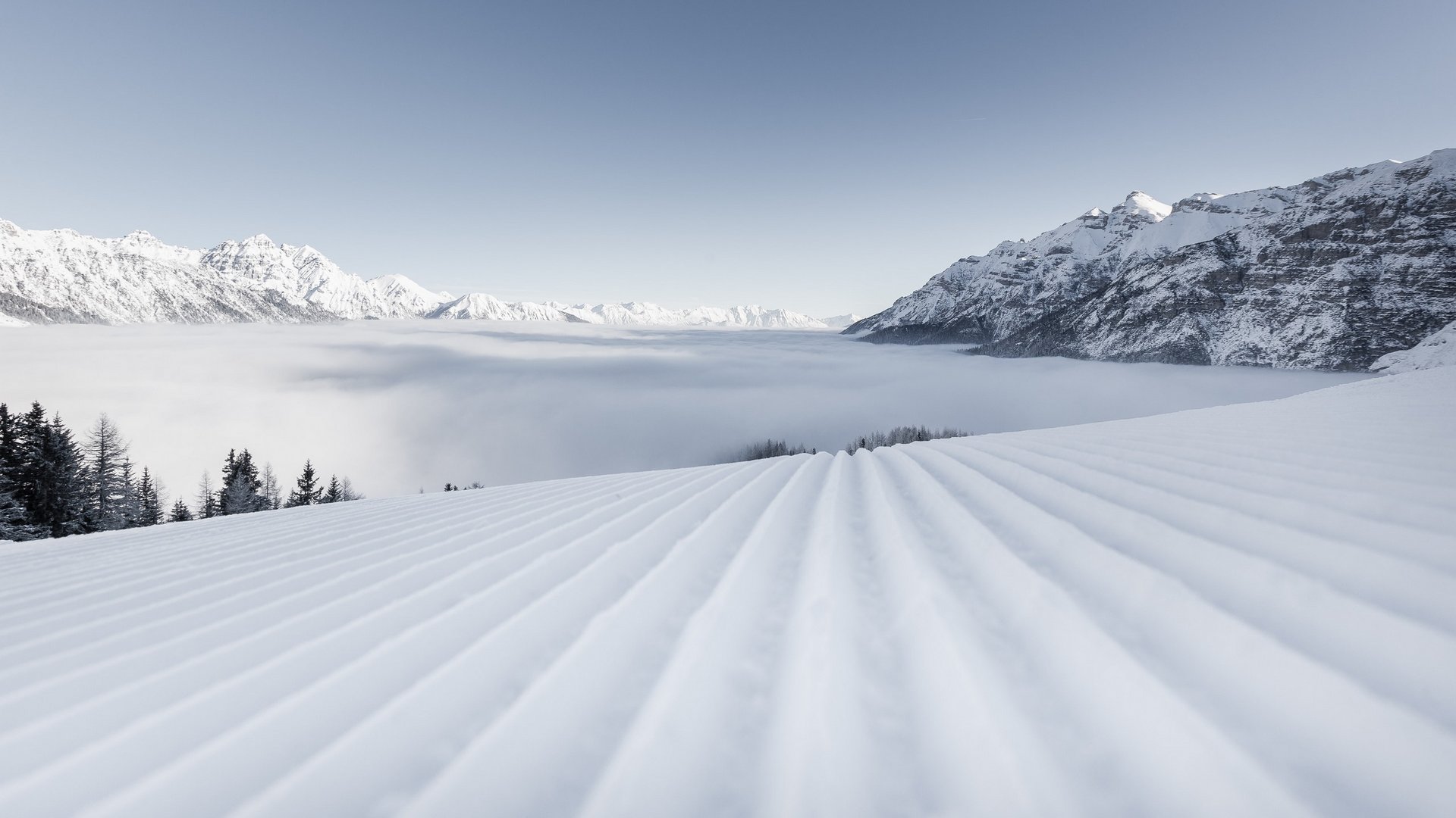 Deine Ferienwohnung in Neustift ✓ Gespurte Skipiste vor nebligen verschneiten Bergen
